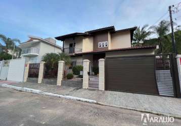 Casa com elevador e piscina no bairro ressacada em itajaí