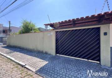 Casa averbada com 2 suítes e 2 dormitórios no bairro são joão em itajaí