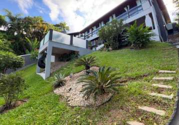 Casa com piscina e 3 suítes + 1 dormitório no bairro fazenda em itajaí