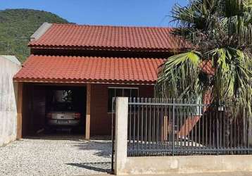 Casa em localização privilegiada com 1 suíte e 1 dormitório no bairro fazenda em itajaí