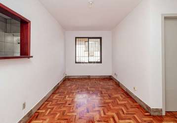 Apartamento localizado no bairro vila ipiranga, no 2º andar. imóvel com 1 dormitório, sala de estar/jantar, cozinha, banheiro social, área de serviço e pisos em cerâmica e parquet. imóvel com posição 