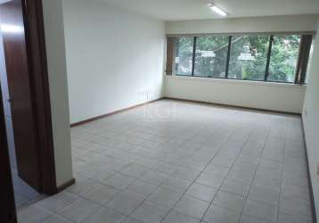 Confira esta excelente sala comercial no bairro praia de belas, junto ao foro. no segundo andar, de frente, o acabamento inclui piso frio, aberturas em alumínio e splits. para segurança e conforto pos