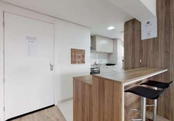 Apartamento de 62m² semi mobiliado, com 2 dormitórios sendo 1 suíte, banheiro social com ventilação natural, cozinha americana com churrasqueira, área de serviço integrada e 2 vagas de garagem coberta