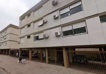 Excelente apartamento de 02 dormitórios, todo reformado,, com piso porcelanato, móveis sob medida na cozinha e banheiro, com ar condicionado split e junker. com vaga de garagem dupla e coberta. próxim