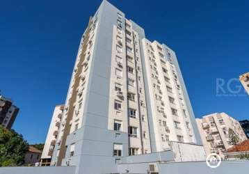 Excelente apartamento, 2 dormitórios, sendo uma suíte, banheiro social, living 2 ambientes, espera para ar condicionado, piso laminado, cozinha americana, churrasqueira com exaustor, área de serviço, 