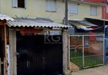 Casa de 2 quartos de 2 pisos com vaga de garagem em rua tranquila. próximo ao complexo cultural porto seco no bairro costa e silva.necessita reforma. contrato de compra e venda.  aceita proposta. entr