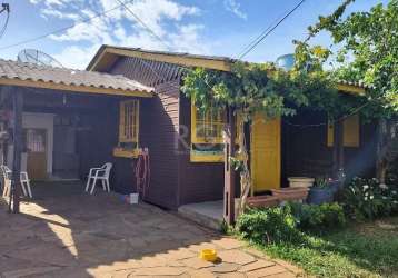 Terreno com 2 casas de 2 quartos cada  no bairro passo das pedras em porto alegre, são 12m²  de frente. tem churrasqueira na cozinha ..bem ampla muito boa ... o terreno tem matrícula em dia. mas a cas