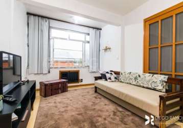 Vende-se apartamento impecável, 2 amplos quartos (dormitórios) e 1 vaga de garagem (com possibilidade de 2 carros pequenos), banheiro social, living espaço em 2 ambientes, cozinha com área de serviço 