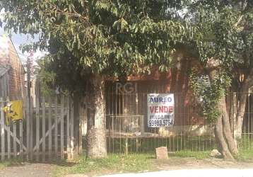 Casa de 2 dormitórios em amplo terreno com 2000 metros quadrados, a casa é composta de 2 dormitórios, living, banheiros e uma bela varanda.