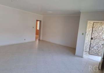 Casa 3 dormitório , uma suite , living amplo , cozinha e area serviço separada, dependencia de empregada  , gabinete   , garagem fechada 2 carros   . &lt;br&gt;outra casa estilo sobrado nos fundos com