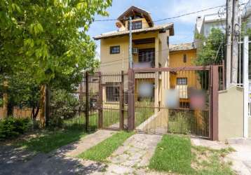 Casa maravilhosa, com vista espetacular para o guaíba  , sendo 3 dormitórios, 2 suítes com sacada e hidro, , living 2 ambientes com lareira, piso em tabuão, lavabo, sala de jantar com  sacada,  cozinh