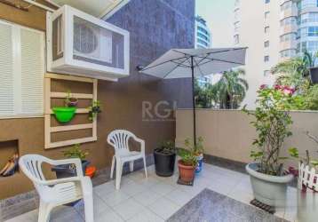 Muito bom apartamento (129m²) garden com uma área descoberta de terraço, de frente para rua ângelo possebon em localização central e residencial nobre, rua silenciosa, arborizada da cidade de canoas -