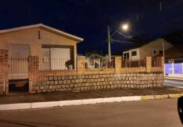 Ligue e marque para conhecer esta casa térrea de esquina na parte alta do bairro nossa senhora das graças em canoas, com uma área construída de 150 m² em terreno levemente em aclive com 390 m².&lt;br&