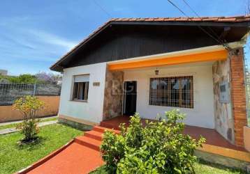 Casa térrea  com 3 dormitórios, sendo 1 suíte, sala de estar, 2 banheiros, cozinha ampla e lavanderia. pátio grande com edícula  com um dormitório, sala de estar, cozinha e banheiro. garagem para 2 ca