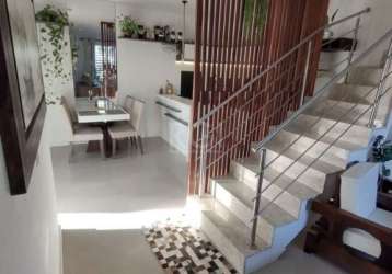 Excelente casa de 3 dormitórios, com 1 suíte ,2 banheiros  1 lavabo, amplo living, sala de jantar, piso em porcelanato, móveis sob medida, suite com  closet e varanda, pátio com churrasqueira, garagem