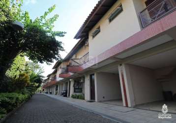 Casa em condomínio,  com 3 dormitórios, sendo 1 suíte com  sacada, living 2 ambientes, cozinha planejada com passa pratos para área de serviço onde fica a churrasqueira, área de serviço toda envidraça