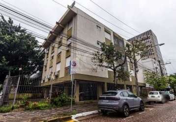 Ótimo apartamento no bairro praia de belas, térreo, fundos, desocupado, com 52m² privativos, de 2 dormitórios, pátio privativo e vaga coberta. possui sala ampla, 2 dormitórios, banheiro com box de vid