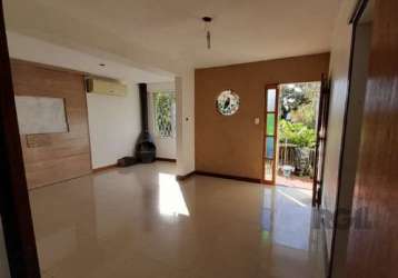 Vende no bairro santa tereza, casa residencial com 03 dormitórios,  3 banheiro, 02 salas de estar, ampla cozinha, lavanderia,