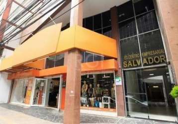 Sala comercial com 58,59 m² privativos, piso frio e  banheiro social, vão livre, 2 esperas para ar condicionado, acabamento em gesso.&lt;br&gt;localização privilegiada, no centro da cidade, edifício c