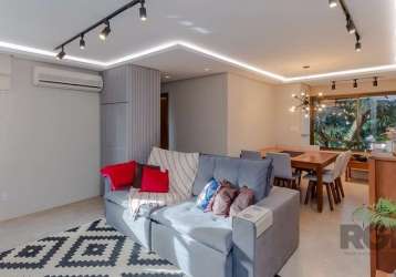 Ótimo apartamento de 76m² com 2 dormitórios sendo 1 suíte, banheiro social com ventilação natural, amplo living para dois ambientes com rebaixo em gesso e churrasqueira, cozinha com móveis planejados,