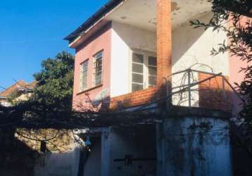 Vende casa  com  07 peças,  mais  edícula nos fundos com garagem e mais uma peça de 01 dormitório, para fins residencial ou comercial, no bairro floresta. amplo pátio com churrasqueira.