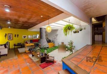 Casa de 4 dormitórios a venda no bairro chácara das pedras.&lt;br&gt;casa com 4 dormitórios, sendo 1 suíte, 3 vagas de garagem, 250m² no bairro chácara das pedras (porto alegre). excelente casa com to