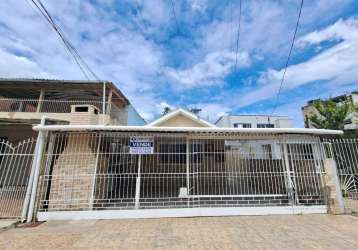 Vendo excelente casa toda reformada, 2 dormitórios, sala, cozinha, banheiro e área  de serviço, churrasqueira, garagem com portão automatizado, sistema de monitoramento por câmeras.&lt;br&gt;na melhor