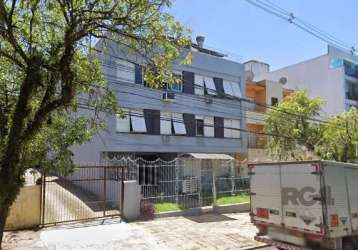 Ótimo apartamento no bairro higienópolis, reformado, desocupado, de fundos, com 61m² privativos, de 2 dormitórios. possui sala ampla, 2 dormitórios, banheiro, cozinha mobiliada, e área de serviço sepa