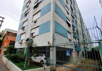 Ótimo apartamento 2 dormitórios, living, banheiro social, cozinha e área de serviço separadas, água quente, ar condicionado e vaga de garagem coberto.&lt;br&gt;o prédio possui portaria 24h00, elevador