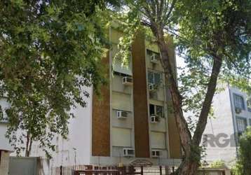 Vende-se apartamento desocupado, 2 dormitórios amplos com vaga coberta covenção e  compartilhada, living em dois ambientes, banho social, copa e cozinha, área de serviço separada e banheiro auxiliar. 