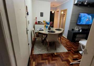 Excelente apartamento de 2 dormitórios, muito bem localizado, próximo ao beira rio. imóvel conta com dependência de emprega, vaga de garagem coberta, área de serviço ampla com lavado e living amplo do