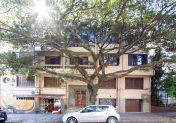 Apartamento 2d | 109,55m² com pé direito alto | sol manhã e tarde&lt;br&gt;&lt;br&gt;amplo apartamento de frente em rua arborizada no bairro petrópolis com 109,55 m² de área privativa, sala de estar c