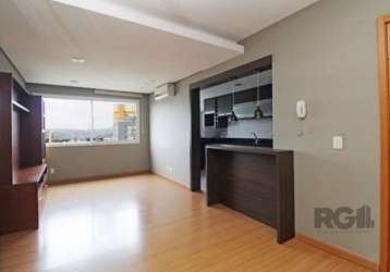 Apartamento de 3 dormitórios sendo 1 suíte, living 2 ambientes, cozinha americana com churrasqueira, semi mobiliado, andar alto!!! com vaga dupla de garagem.&lt;br&gt;prédio com portaria 24h, piscina,