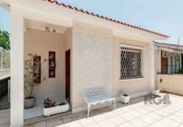 Ótima casa térrea de esquina à venda na vila ipiranga. &lt;br&gt;&lt;br&gt;3 quartos (1 suíte master e 1 suíte), hall de entrada, 3 banheiros, sala ampla para 2 ambientes, cozinha com móveis sob medid