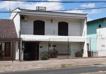 Casa com 4 dormitórios, sendo uma suíte com 185 m² privativos em um terreno de 10 x 27,50, dois pavimentos muito bem constituídos, no primeiro pavimento cozinha ampla, despensa, sala de estar, sala de