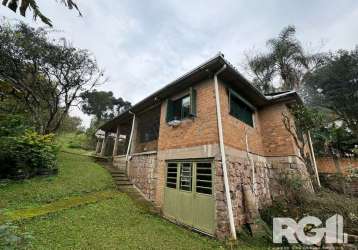 Imóvel á venda no bairro cascata em porto alegre/rs | casa com 3 dormitórios sendo 1 suite, sala de estar, cozinha, banheiro social, área de serviço, churrasqueira, garagem coberta e amplo terreno arb