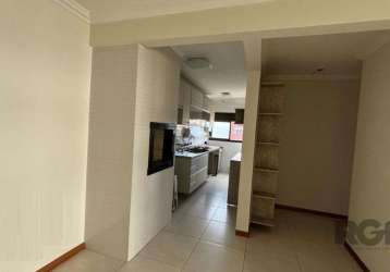 Vende-se apartamento desocupado, 2 quartos com suíte, 2 vagas cobertas e escrituradas. living em dois ambientes amplos, banho social, cozinha americana com churrasqueira, área de serviço separada.&lt;