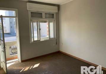 Apartamento com 4 dormitórios, sacada com frente para avenida, 2 banheiros, área de serviço, dependência de empregada, elevador, sem vaga. próximo ao hospital de clínicas e toda a conveniência do bair