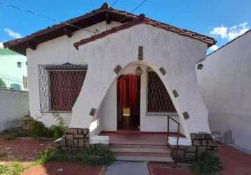 Casa à venda no bairro teresópolis, terreno medindo 10 x 36, possui 3 dormitórios, sala ampla, cozinha, banheiro amplo, garagem coberta para 2 carros, área de serviço externa coberta com tanque. na pa