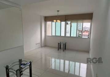 Schumacher  aluga belíssimo apartamento no bairro passo da areia. 02 dormitórios, suite, living  02 ambientes, lavabo, cozinha semi mobiliada, vaga escriturada.&lt;br&gt;condomínio com elevador, salão