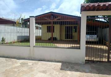 Casa em madeira dupla a venda em canoas, no bairro fátima. conta com 2 dormitórios, sala, cozinha, banheiro, garagem coberta para 3 carros. o amplo terreno possui 386m². proprietário analisa casa, ter