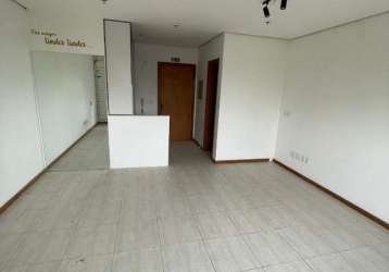 Excelente sala comercial na plinio brasil milano, bairro boa vista, potro alegre com  33,69m2 de área privativa, 1  vaga de garagem escriturada, boa luminosidade, janelão parede parede,.banheiro&lt;br