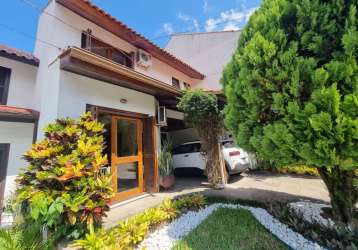 Excelente casa, muito bem conservada e reformada. casa com hall de entrada, lavabo, 2 salas, sendo uma delas com split e armário, que pode ser também usada como escritório. sala principal em l com lar