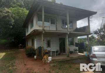 Sítio à venda com 2,2 hectares | imóvel com casa de 2 pavimentos com 4 dormitórios sendo 1 suite, sala, cozinha e banheiro social. amplo pátio com árvores frutíferas, nativas e plantação de eucaliptos