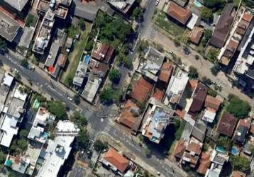 Terreno com chale de madeira no bairro menino deus em porto alegre excelente terreno com 957 metros sendo 11,44mtsde frente por 66mts de profundidade. ótima localização com fácil acesso às conveniênci