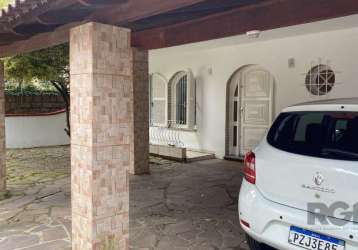 Clipes imóveis vende excelente casa térrea no bairro cavalhada. &lt;br&gt;living para 3 ambientes com jardim de inverno e antessala, lavabo, sala de jantar com sancas em gesso e iluminação de led, 3 d