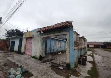 Casa de esquina no bairro restinga, com 2 dormitórios, amplo living, banheiro social, o outro pavimento conta com mais 2 dormitórios, amplo living, garagem para 3 carros. ótima localização, agende sua