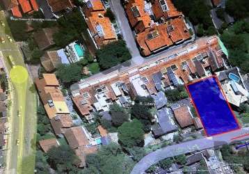 Excelente oportunidade para investidores ou construção. terreno aclive com vista para o guaíba no bairro tristeza, com 18,20 de frente com profundidade 27 e 24 metros, com área total de 476,40m2.  via