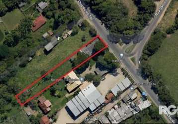 Terreno plano com leve declive - cercado / murado - bem localizado - medindo 14,00m de frente por 250,00m da frente ao fundo - totalizando 3.500.00m2 - obs: possui uma casa de alvenaria com 106,00m2 n