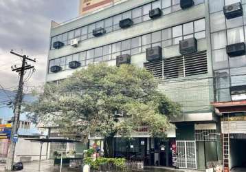 Vende sala comercial de 27 m2, com banheiro e split instalado.&lt;br&gt;prédio com elevador, sala de frente, boa posição solar.&lt;br&gt;junto ao carrefor, consulado americano e do bourbon wallig.&lt;